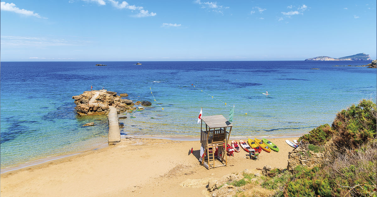 Cuida't i cuida el teu entorn amb aquests 7 consells per visitar les cales d'Eivissa