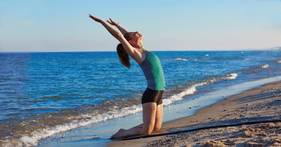 images/noticias/2024/mujer-practicando-yoga-en-la-playa.jpg