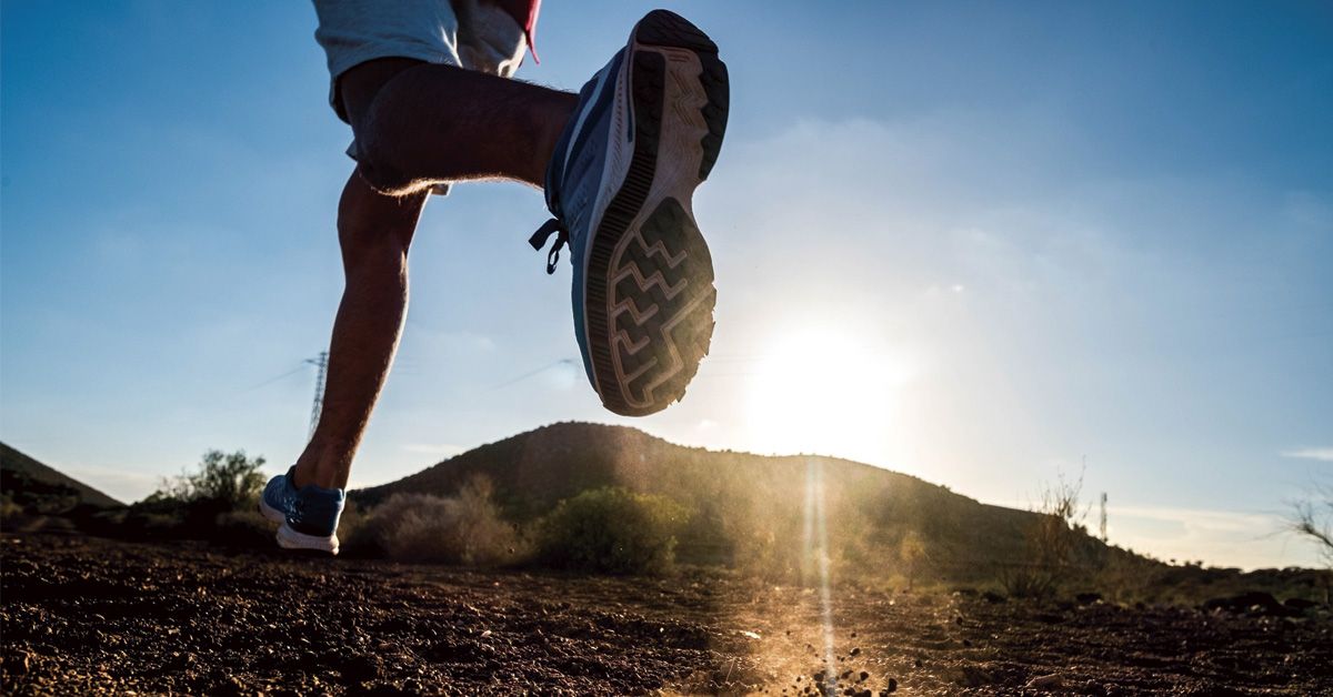 Primer plano de piernas corriendo por el campo en Ibiza