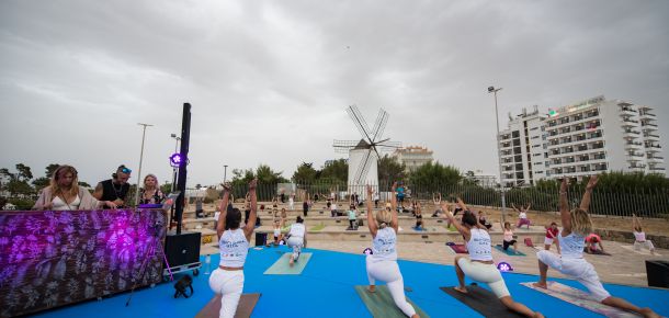 Éxito de participación en la semana del yoga organizada por Ibiza Health and Beauty y Fomento del Turismo