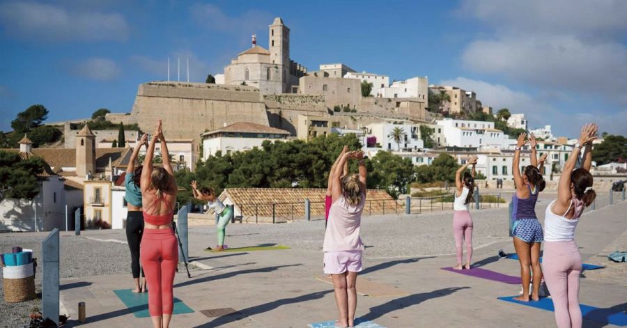 images/noticias/2024/clase-de-yoga-en-el-baluarte-de-santa-lucia.jpg